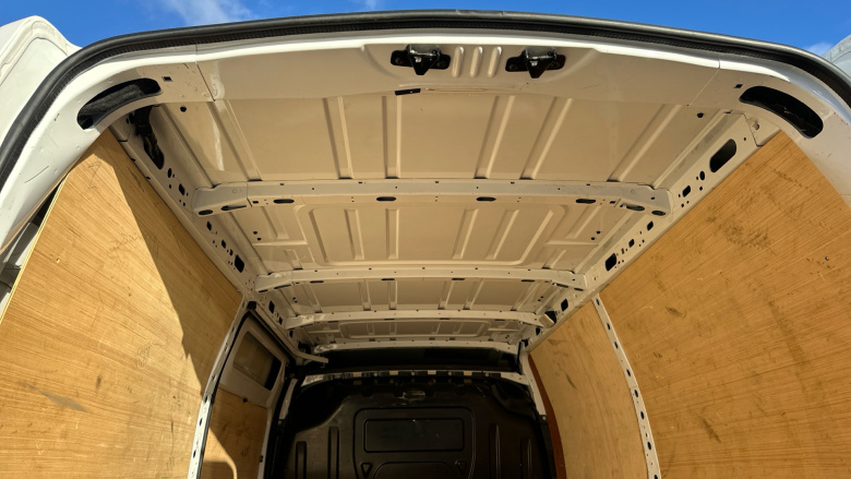 Renault Master Mwb Diesel Fwd MM35dCi 135 Business+ Medium Roof Van